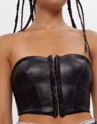 Top ze sztucznej skóry w gorsetowym stylu