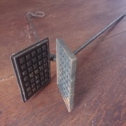 Stara antyczna żeliwna gofrownica, wiek XIX