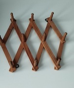 Drewniany, rozsuwany wieszak ścienny 