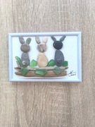 Zajączki.Wielkanoc.Obrazek z kamyków, szkiełek i patyków zebranych na plaży