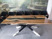 Stół z orzecha włoskiego i czarnej żywicy