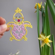 Zawieszka frywolitka Pisklę żółto-rozowe