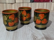 Trzy kubki drewniane Chochłoma