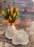 Dekoracja z roślinami oraz świeca zapachowa