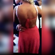 Długa malinowa suknia z gołymi plecami 