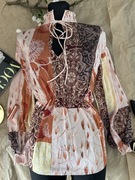 Bluzka z wzorem podkreślająca talię S