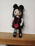 Lalka szydełkowa amigurumi w stylu gotyckim