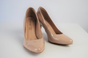 Buty na obcasie czółenka Lasocki 36 beżowe skóra lakierowana obcas 8,5 cm