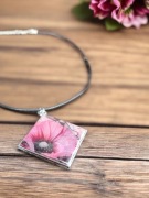 Naszyjnik z kwiatowym motywem zatapiany w żywicy