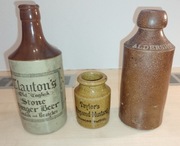 Zabytkowe ceramiczne butelki z piwa i pojemnik koniec XIX początek XX wieku