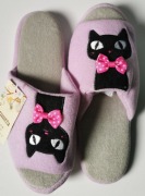 Kapcie materiałowe z czarnym kotem 