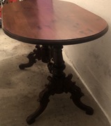 Antyczny stół owalny z pięknymi ręcznie, rzeźbionymi nogami, do renowacji