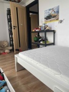 Białe łóżko Ikea 