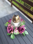 Kompozycja ze zniczem i różami na cmentarz, Piękny Stroik i znicz 2w1