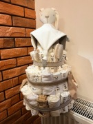 Tort z pieluszek - idealny prezent na baby shower dla chłopca i dziewczynki