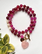 Naszyjnik fuksja z agatów i perełek naturalnych zawieszka serduszko