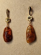 Kolczyki z naturalnym bursztynem bałtyckim – Stal szlachetna pozłacana