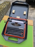 Maszyna do pisania w walizce  HEBROS  1300F