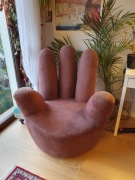 Zamszowy fotel ręka 