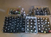 Puste butelki z nakrętkami