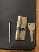 OKAZJA Wkładka do drzwi + 2 klucze i śruba do montaźu