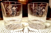 Dwie szklanki do whisky z limitowanej serii z kartami do gry  z 2001 r.