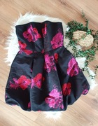 Czarna rozkloszowana sukienka z czerwonymi kwiatami w róże 40L kwiaty