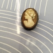 Srebrna broszka Kamea