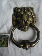 DUŻA MOSIĘŻNA KOŁATKA DO DRZWI GŁOWA LWA 18 CM.
