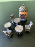 Zestaw miniaturowych mebli plus domek