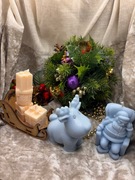 Piękny zestaw świec świeczek renifer z saniami prezentów i mikołaj