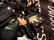 Gumka scrunchies czarna kwiatowy wzór