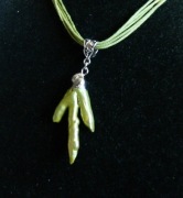 Zielony, groszkowy naturalny koral, oryginalny wisiorek