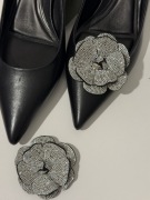 Czarno srebrne ozdobne klipsy do butów