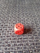 Kostka do gry z czarnymi oczkami 