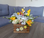 Wielkanocna dekoracja z figurkami kury i koguta. Stroik na Wielkanoc 