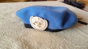 beret błękitny model sił pokojowych ONZ wraz z emaliowaną odznaką
