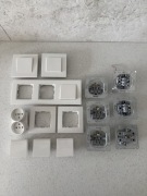 Zestaw gniazdek i włączników + ramki – stan bardzo dobry