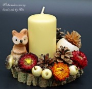 Stroik jesienny ze świecą grzyby wiewiórka mech