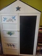 Drewniana szafa dla dziecka  Tommebel, ręcznie malowana