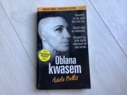 Oblana kwasem Adele Bellis