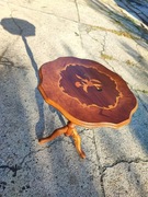 Elegancki stolik z intarsjowanym blatem, na jednej nodze. 54*54, wys 59.5