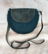 Ciemnozielona piękna torebka na ramię ze skórzaną klapką, ręcznie robiona