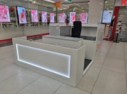 Wyspa w galerii handlowej- meble