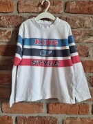 biała koszulka z nadrukiem