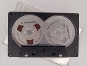 Kasetę z szpulkami.korpus czarny, szpule srebrne.Reel to Reel.reel2reel