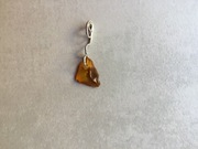 wisiorek z bursztynem