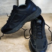 Markowe skórzane buty Skechers Related Fit czarne r 42 sneakersy sportowe