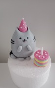 Figurka na tort Pusheen z torcikiem 