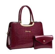 Torebka bordowa elagancka wieczorowa lakierowana wzór krokodyla tłoczona